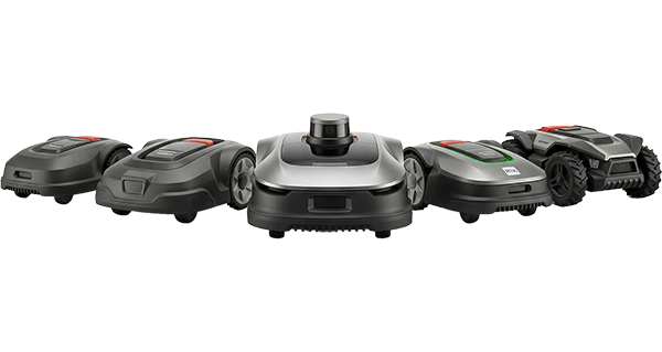 Moderner Mähroboter bei der autonomen Rasenpflege auf einer grünen Gartenfläche